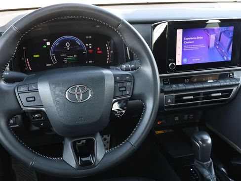 Used 2025 Toyota Camry SE FWD image 16