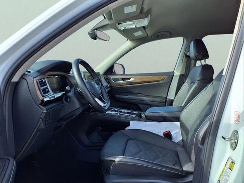 Used 2024 Volkswagen Atlas SE image 19