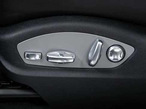 Certified 2025 Porsche Macan image 21