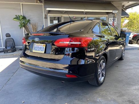 Used 2018 Ford Focus SE w/ SE Appearance Package FWD image 7