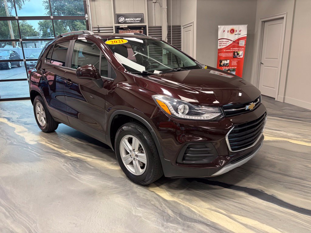 Used 2021 Chevrolet Trax LT w/ Premium Seat Package AWD/4WD image 1