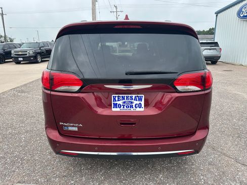 Used 2020 Chrysler Pacifica Touring-L FWD image 5