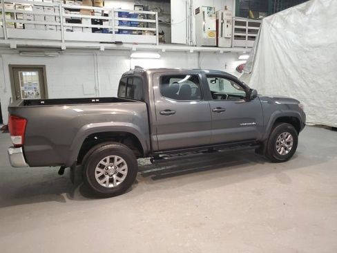 Used 2017 Toyota Tacoma SR5 w/ Tow Package AWD/4WD image 8