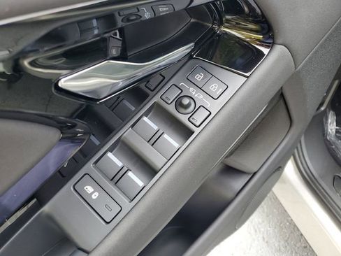 Used 2025 Land Rover Range Rover Evoque S image 19