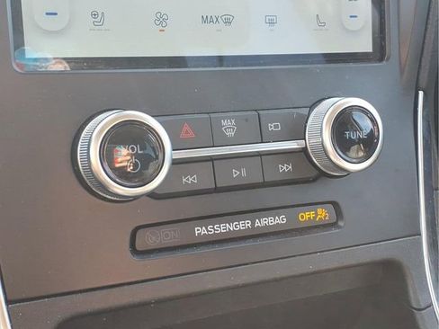 Used 2024 Ford Edge Titanium image 9