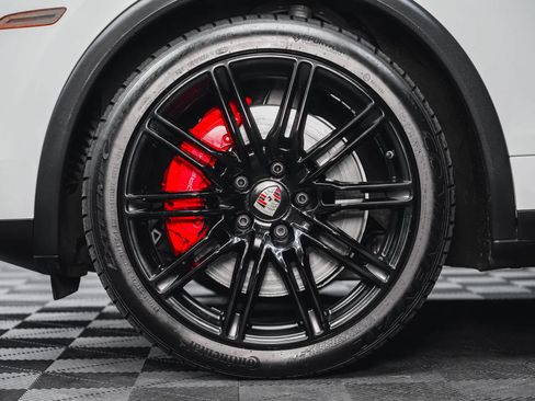 Used 2015 Porsche Cayenne Turbo image 13