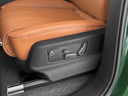 Used 2025 Bentley Bentayga image 16