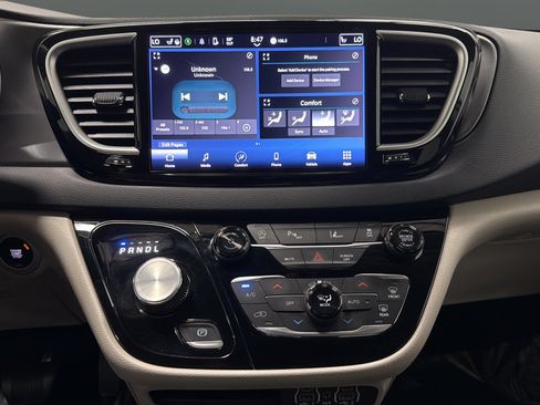 Used 2024 Chrysler Pacifica Touring-L FWD image 12
