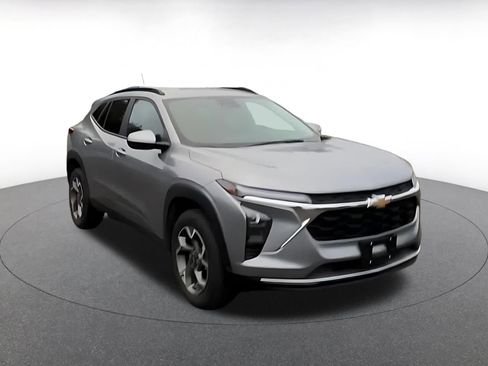 Used 2025 Chevrolet Trax LT w/ LT Convenience Package image 3