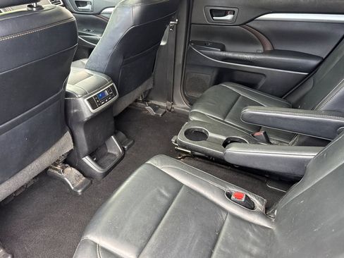 Used 2016 Toyota Highlander XLE AWD/4WD image 25