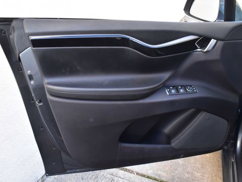 Used 2018 Tesla Model X 75D image 23