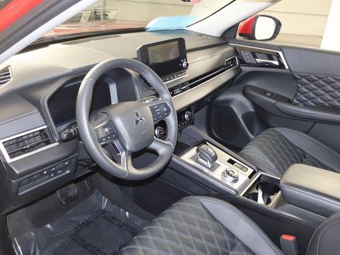 Used 2024 Mitsubishi Outlander SEL image 2