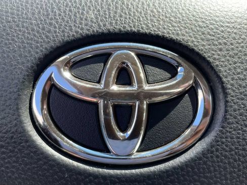 Used 2021 Toyota Highlander XLE FWD image 33