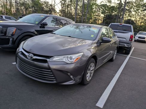 Used 2017 Toyota Camry LE image 4