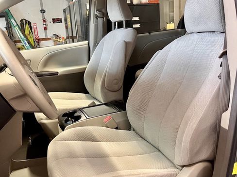 Used 2012 Toyota Sienna LE image 14