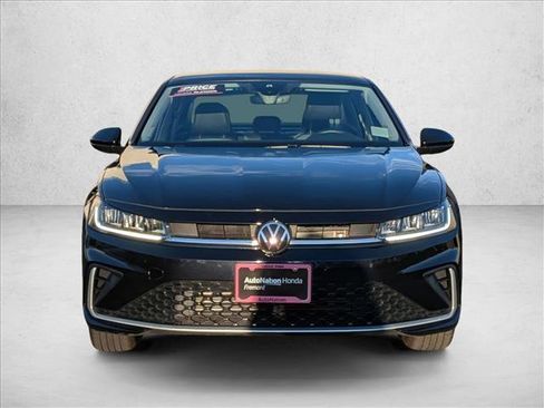 Used 2025 Volkswagen Jetta SE image 2