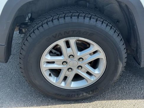 Certified 2024 Jeep Grand Cherokee Laredo AWD/4WD image 12