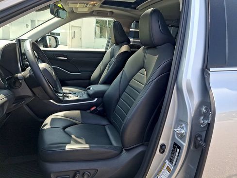 Used 2021 Toyota Highlander XLE AWD/4WD image 14