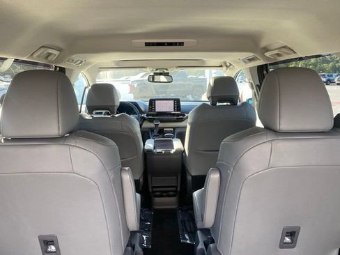 Used 2021 Toyota Sienna XLE AWD/4WD image 10