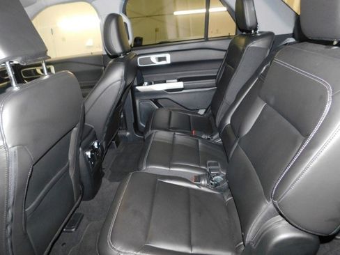 Used 2022 Ford Explorer XLT w/ Equipment Group 202A image 12