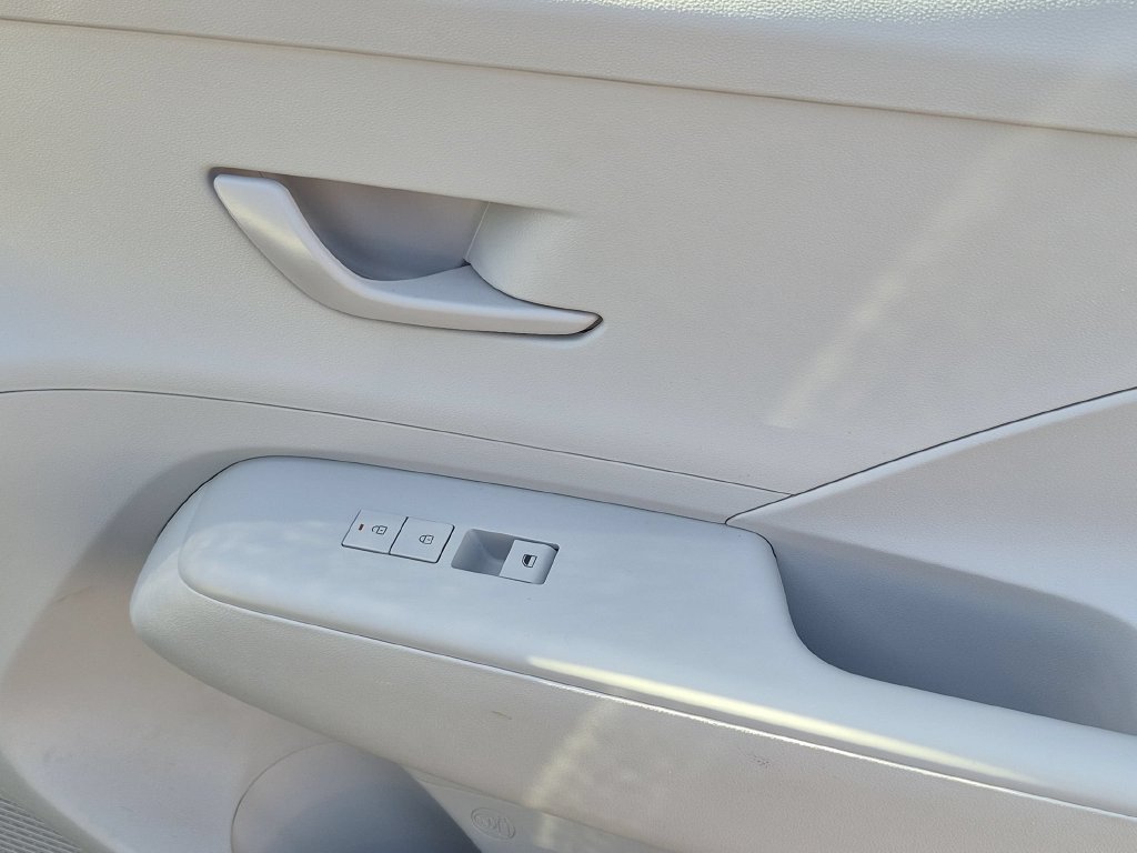 Used 2025 Hyundai Kona SEL FWD image 34