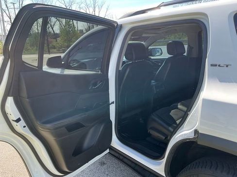 Used 2019 GMC Acadia SLT w/ Black Edition FWD image 16