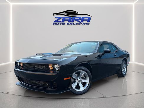 Used 2022 Dodge Challenger SXT RWD image 1
