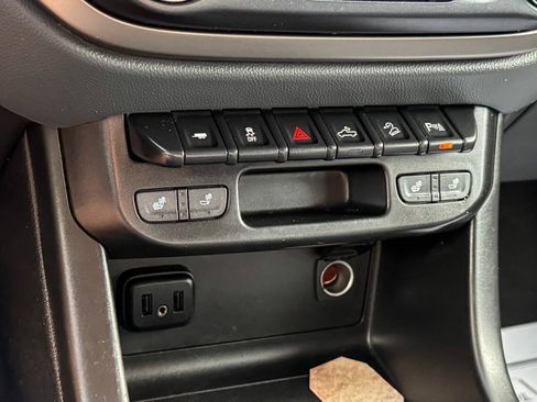 Used 2022 Chevrolet Colorado Z71 AWD/4WD image 34