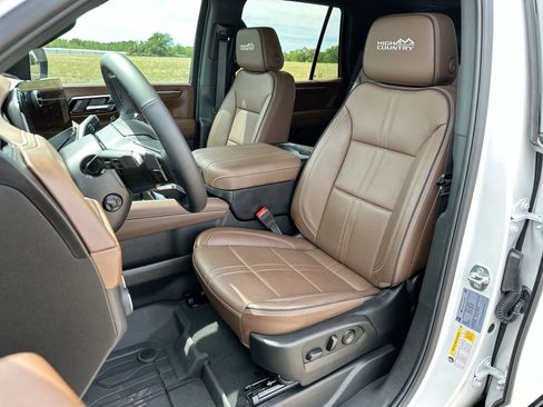 Used 2025 Chevrolet Tahoe High Country image 11