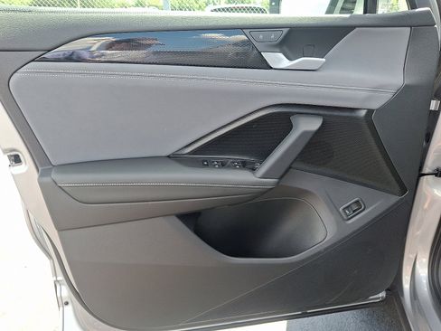 Certified 2025 Volkswagen Tiguan SE image 12