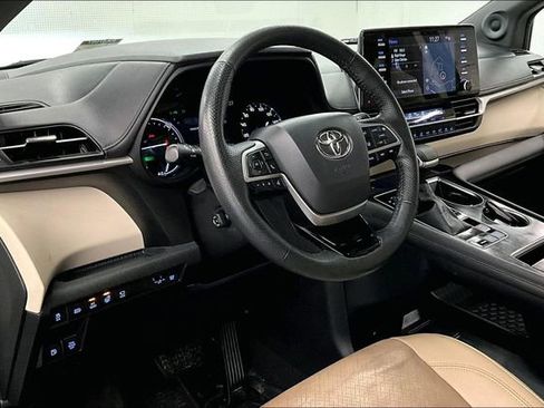 Used 2022 Toyota Sienna Limited image 16