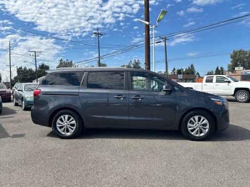 Used 2017 Kia Sedona LX w/ LX Essentials Premium Package FWD image 4