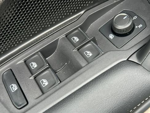 Used 2025 Volkswagen Tiguan SE w/ Panoramic Sunroof Package AWD/4WD image 18
