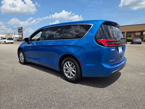 Used 2026 Chrysler Pacifica Select FWD image 11