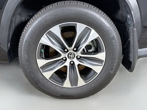 Used 2024 Toyota Highlander XLE FWD image 32