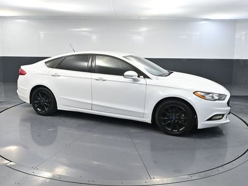 Used 2017 Ford Fusion SE image 3
