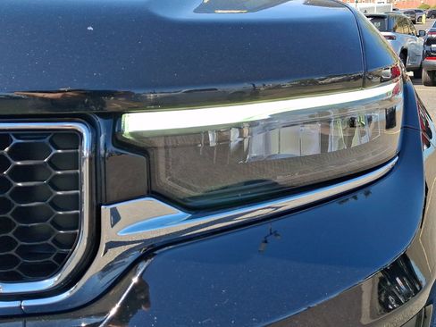 Used 2023 Jeep Grand Cherokee Overland w/ Luxury Tech Group IV AWD/4WD image 9