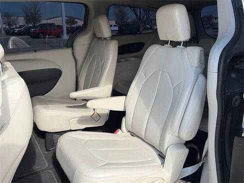 Used 2017 Chrysler Pacifica Touring-L w/ Tire & Wheel Group image 10