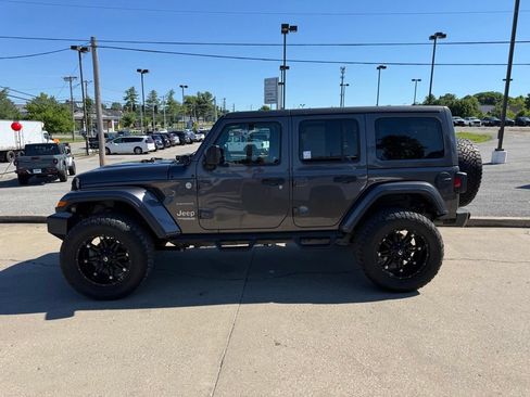 Used 2018 Jeep Wrangler Unlimited Sahara AWD/4WD image 9