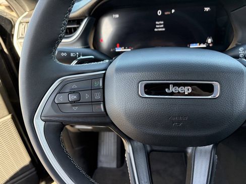 Used 2025 Jeep Grand Cherokee Altitude AWD/4WD image 6