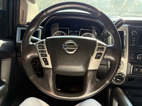 Used 2019 Nissan Titan SV w/ SV Convenience Package AWD/4WD image 17