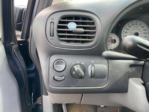 Used 2005 Chrysler Town & Country Touring FWD image 31