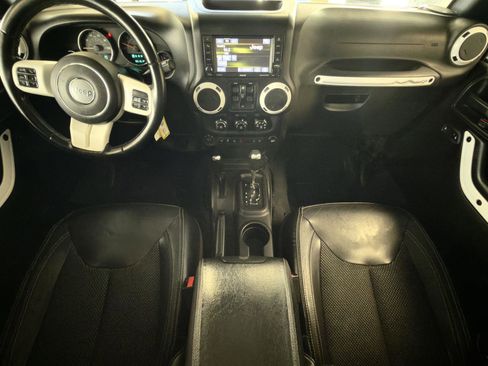 Used 2015 Jeep Wrangler Unlimited Sahara image 14