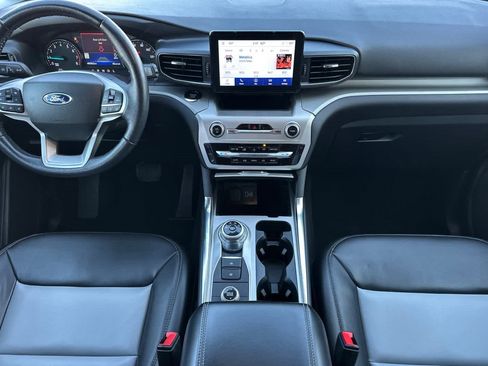 Certified 2022 Ford Explorer XLT w/ Equipment Group 202A image 3