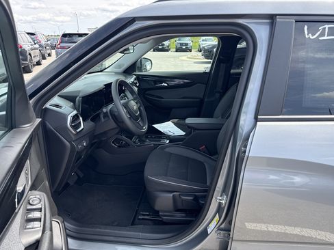 Used 2025 Chevrolet TrailBlazer LT AWD/4WD image 9