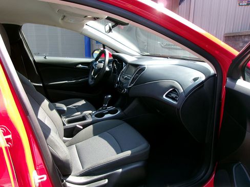 Used 2018 Chevrolet Cruze LT w/ Convenience Package image 9