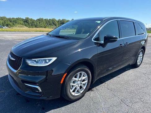 Used 2025 Chrysler Pacifica Select FWD image 1