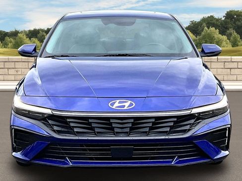 Used 2025 Hyundai Elantra Limited FWD image 3
