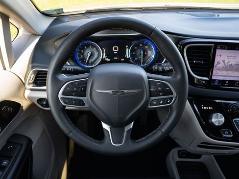Used 2023 Chrysler Pacifica Touring-L FWD image 24