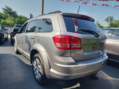 Used 2020 Dodge Journey SE FWD image 2